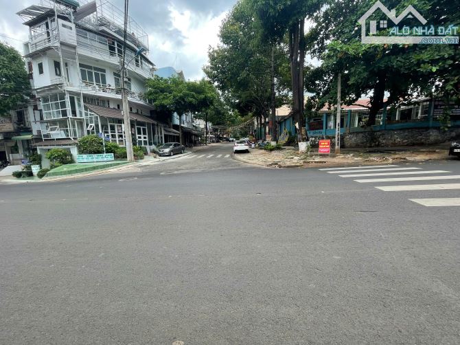 Cách Quang Trung 20m - Nhà 3 lầu góc 2 mặt thoáng, 220m2 sàn, Nở hậu 7m5 giá chỉ 3 tỷ 8