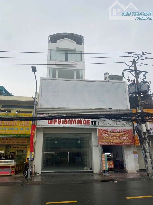 Cần tiền bán gấp nhà mặt tièn 404A Cách Mạng Tháng Tám, phường 11, Quận 3. DT: 6.5*25m