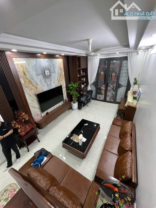 Bán nhà phân lô Kim Đồng, 4 tầng, đẹp ở luôn, giá 14.2 tỷ