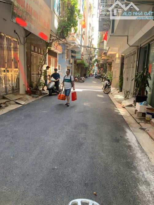Bán nhà phân lô phố Trần Quốc Hoàn, Cầu Giấy 40m x6T đường ô tô tránh ngõ thông ra đường P