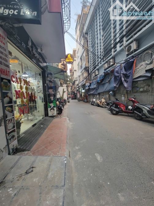 Bán nhà Cầu Giấy, dt5, ô tô vào nhà, kinh doanh sầm uất, nội thất sang sịn