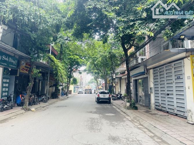 🚨 BÁN ĐẤT TẶNG NHÀ CẤP 4 – 2 MẶT Ô TÔ – VỈA HÈ RỘNG – TRUNG TÂM ĐỨC GIANG – CHỈ 15,2 TỶ!