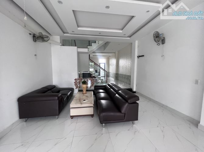 Nhà 4 tầng mặt tiền Nguyễn Tất Thành