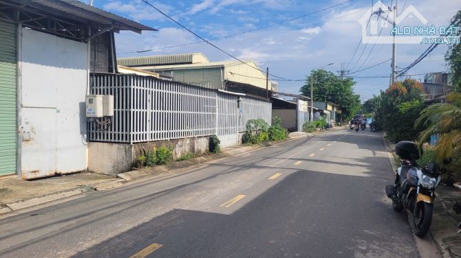 BÁN ĐẤT MẶT TIỀN TẶNG NHÀ XƯỞNG 2.700m2. VỊ TRÍ VÍP HUỲNH THỊ NA. SHR CHỈ 13tr/m2