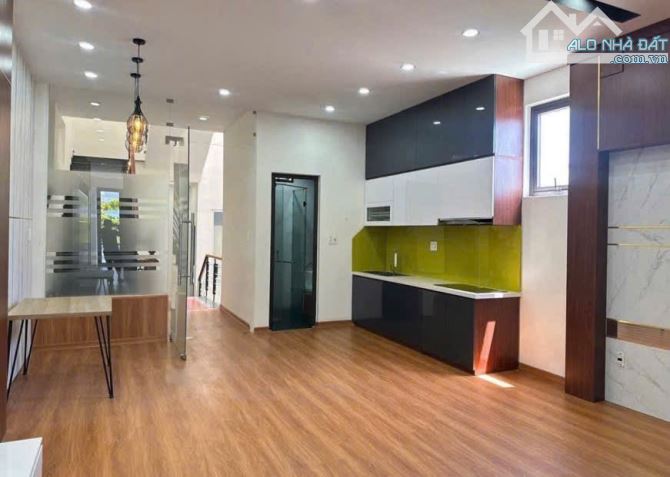 🔥 nhà 5 tầng 8phòng ngủ , đường 10m5 Ngô Văn Sở. , gần chợ