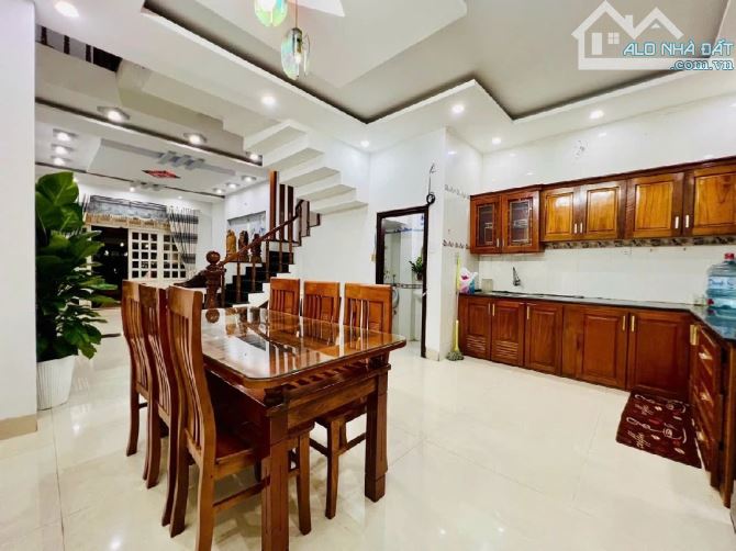 SẬP HẦM NHÀ 3 TẦNG MỚI ĐẸP CÙ CHÍNH LAN Ô TÔ NGỦ TRONG SÂN DT 113M2 NGANG 5.1M CHỈ 6.2 TỶ