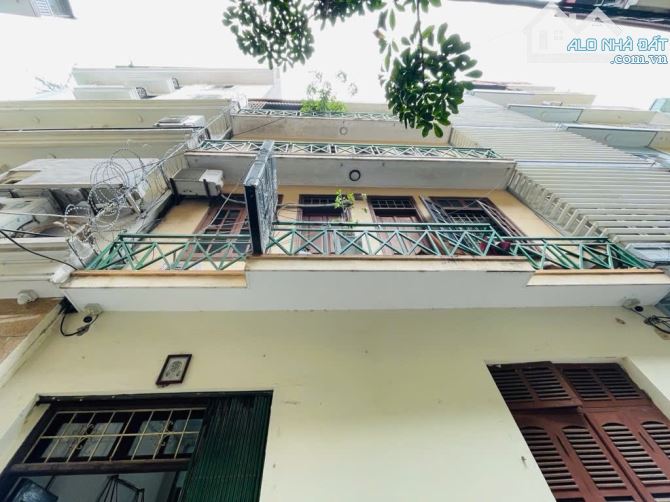 Hoàng Quốc Việt, Cầu Giấy - 40m2 - 4 tầng - Ô tô đỗ cửa - Gà đẻ trứng vàng - Gần phố