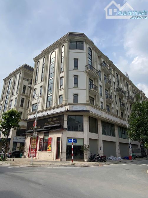 BÁN TÒA VĂN PHÒNG VẠN PHÚC DTSD1800M2, 2 THANG MÁY, 7 NỔI, 1 HẦM, MT30M, VỊ TRÍ VIP