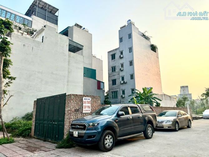 Nhỉnh 10 tỷ đất Tái định cư Ngọc Thuỵ, Lô góc 3 mặt tiền, view vườn hoa, Siêu hiếm