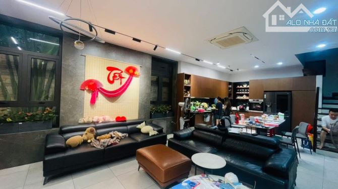 BÁN BIỆT THỰ LÔ GÓC - MẶT NGÕ Ô TÔ TRÁNH - PHỐ NGỌC THUỴ. DT: 200M. MT: 8M. GIÁ 36 TỶ.