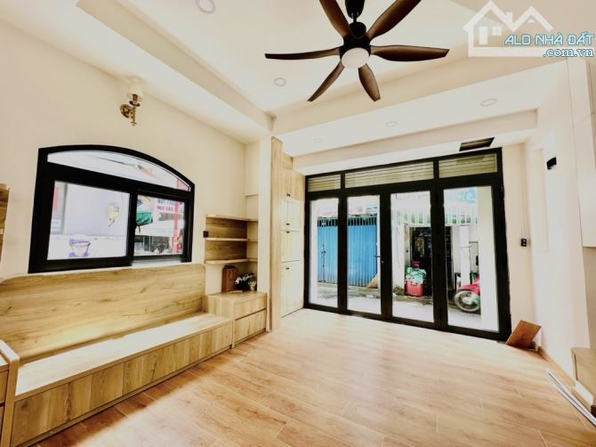 Bán nhà mặt tiền Quận 4, Hoàng Diệu giao Đoàn Văn Bơ, KD đa ngành, ngang 4m, hơn 5 tỷ