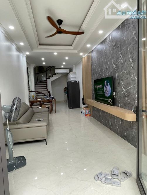 BÁN NHÀ THẠCH BÀN – 5 TẦNG – NỘI THẤT CAO CẤP – 40M² – GIÁ 7.95 TỶ