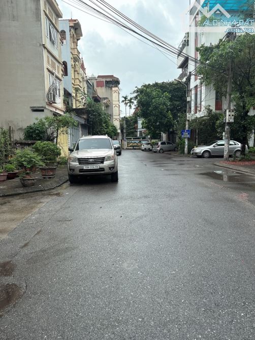 HOA LÂM LONG BIÊN -NHÀ DÂN XÂY CỰC CHẮC CHẮN - NGÕ THÔNG Ô TÔ CÁC NGẢ. DT: 33,4,M -MT : 3, - 1
