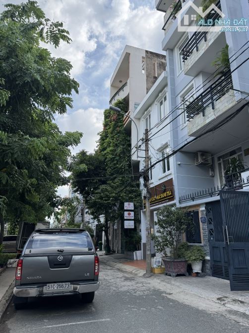 Bán nhà Khu công viên 42 Nguyễn Minh Hoàng - DT: 5mx17m - 4 tầng mới -giá 21,9 tỷ TL