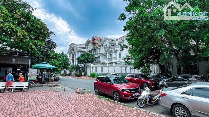 Cần bán " Tháo" Biệt thự Nam Long DTSD hơn 400m2, 3 lầu, sô hồng, ngay Vincom Q7 có 27 tỷ - 1