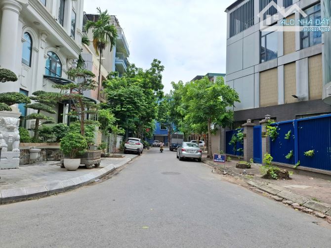 CỰC HIẾM! Bán đất view mặt hồ Linh Đàm 63m2 đường nhựa ô tô tránh giá chỉ 20 tỷ - 1