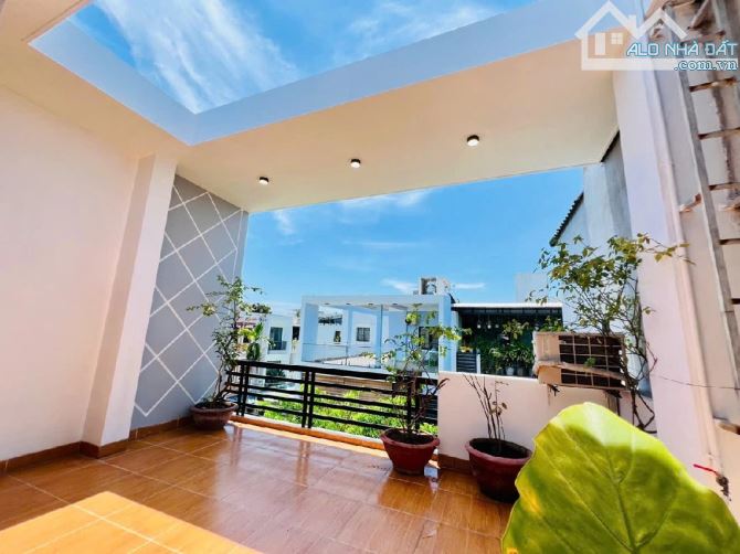 SẬP HẦM NHÀ 3 TẦNG MỚI ĐẸP CÙ CHÍNH LAN Ô TÔ NGỦ TRONG SÂN DT 113M2 NGANG 5.1M CHỈ 6.2 TỶ - 15