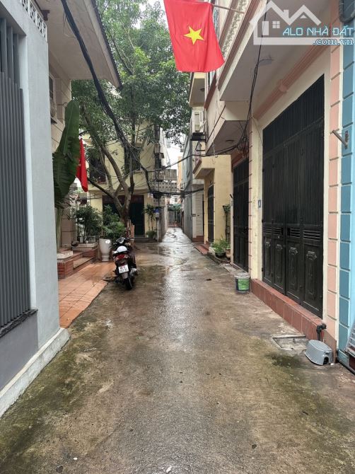 HOA LÂM LONG BIÊN -NHÀ DÂN XÂY CỰC CHẮC CHẮN - NGÕ THÔNG Ô TÔ CÁC NGẢ. DT: 33,4,M -MT : 3, - 2