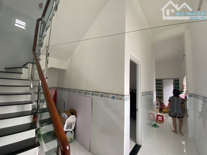NHÀ 2 TẤM MẶT TIỀN ĐƯỜNG NHỰA 8m ,Giá chưa tới 40tr/m2 rẻ hơn đất  -  Nguyễn Bình - 2