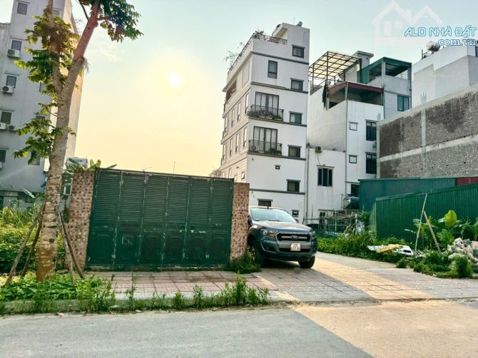Nhỉnh 10 tỷ đất Tái định cư Ngọc Thuỵ, Lô góc 3 mặt tiền, view vườn hoa, Siêu hiếm - 2