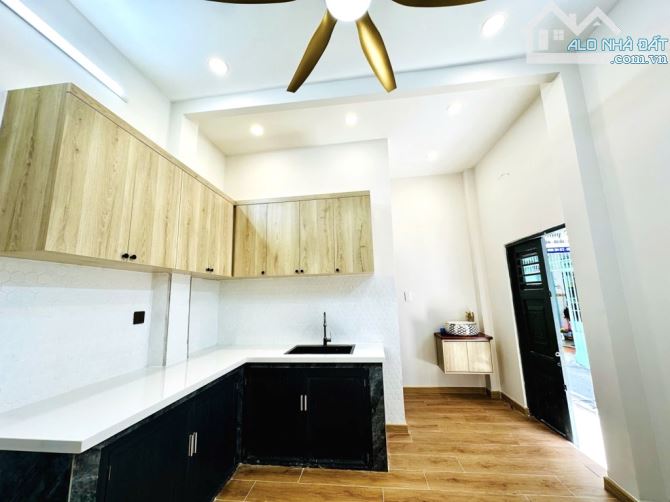 Bán nhà mặt tiền Quận 4, Hoàng Diệu giao Đoàn Văn Bơ, KD đa ngành, ngang 4m, hơn 5 tỷ - 2