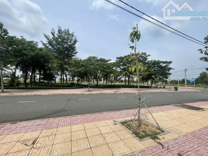 Nằm ngay trong KDC D2D Giá chỉ 2tỷ5 - Sát Chợ LỘC AN, gần Trường học, Trên trục đường DT76 - 2