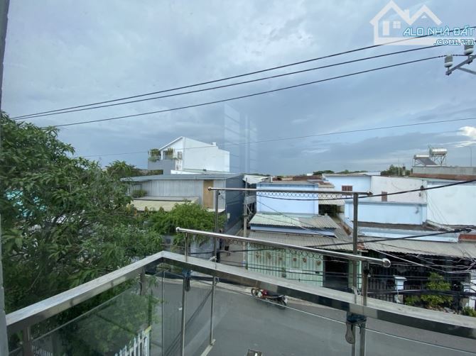 NHÀ 2 TẤM MẶT TIỀN ĐƯỜNG NHỰA 8m ,Giá chưa tới 40tr/m2 rẻ hơn đất  -  Nguyễn Bình - 3