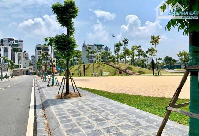 Nhỉnh 10 tỷ đất Tái định cư Ngọc Thuỵ, Lô góc 3 mặt tiền, view vườn hoa, Siêu hiếm - 3