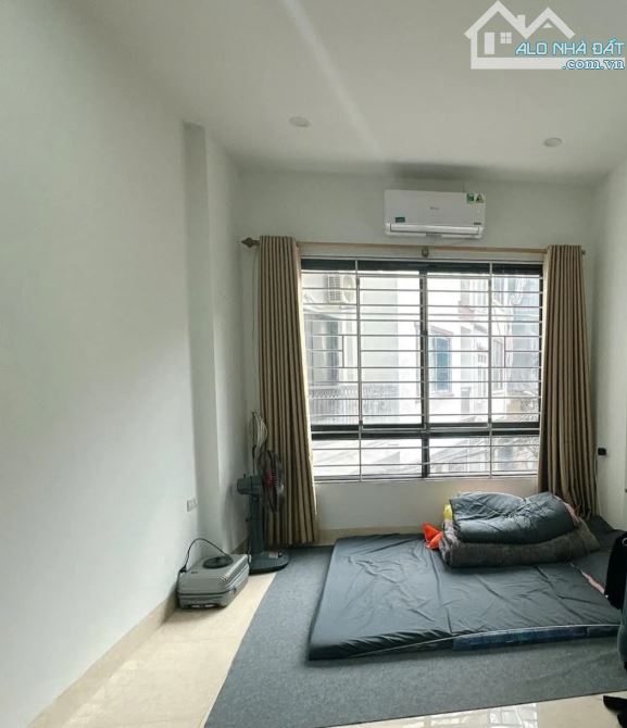 NGÕ 135 NGUYỄN  TRÃI NẰM TẠI VỊ TRÍ RẤT ĐẸP - GẦN PHỐ  - TRƯỚC NHÀ THOÁNG - NHÀ ĐANG CHO T - 4