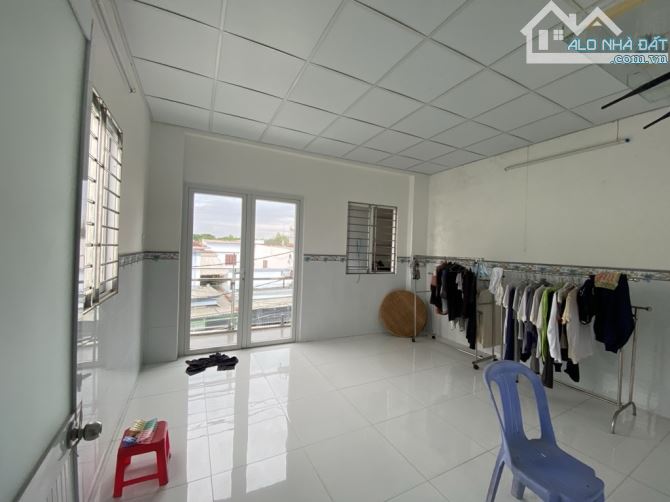 NHÀ 2 TẤM MẶT TIỀN ĐƯỜNG NHỰA 8m ,Giá chưa tới 40tr/m2 rẻ hơn đất  -  Nguyễn Bình - 4