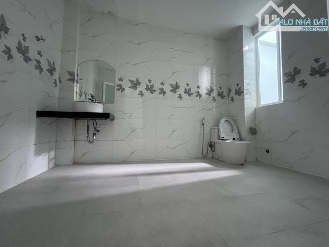 Nhà 4 tầng mặt tiền Nguyễn Tất Thành - 4