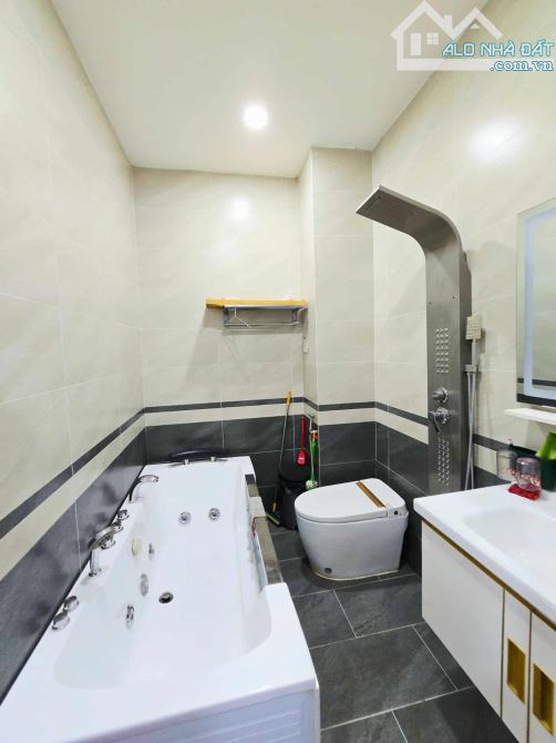 BÁN NHÀ PHỐ 4 TẦNG, ĐƯỜNG Ô TÔ 8M, GẦN CHỢ LONG TRƯỜNG – CHỈ 5 TỶ - 7