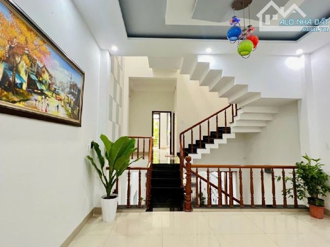 SẬP HẦM NHÀ 3 TẦNG MỚI ĐẸP CÙ CHÍNH LAN Ô TÔ NGỦ TRONG SÂN DT 113M2 NGANG 5.1M CHỈ 6.2 TỶ - 8