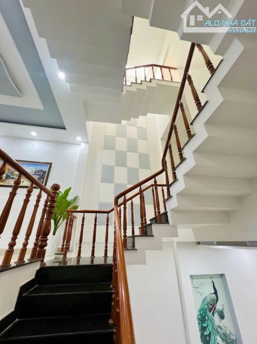 SẬP HẦM NHÀ 3 TẦNG MỚI ĐẸP CÙ CHÍNH LAN Ô TÔ NGỦ TRONG SÂN DT 113M2 NGANG 5.1M CHỈ 6.2 TỶ - 9