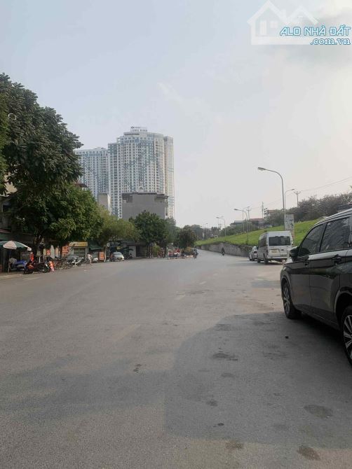 bán biệt thự sân vườn Ngọc Thụy, 190m x 4 tầng, mặt tiền 7.6m, ôtô tránh, nở hậu