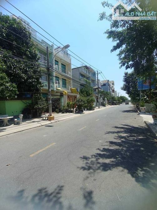 Bán gấp nhà đẹp ở ngay MTKD Đường số Phạm Thế Hiển, xe hơi ngủ nhà, 120m2, SHR, HCĐ.