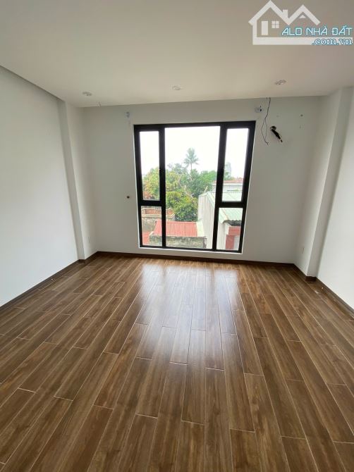C.H.O T.H.U.Ê nhà tại phố Hồ Sen, 40m2, 4 tầng, 3 ngủ, 8 triệu