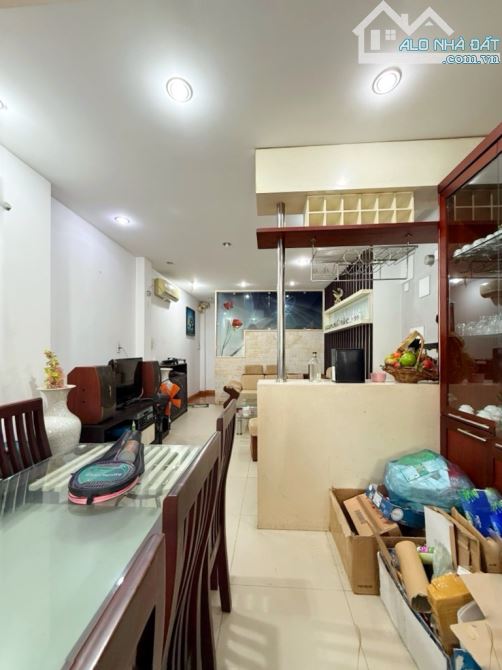 RẺ NHÁT Q10, Hẻm xe hơi, sát mặt tiền Nguyễn Tri Phương  46m², 3 tầng, nở hậu  NHỈNH 10 TỶ