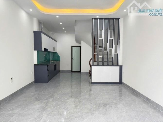 NHÀ MỚI Ở NGAY Ô TÔ DỪNG ĐỖ NGÀY ĐÊM CÁCH NHÀ 15M.