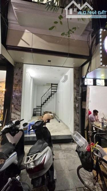 cho thuê nhà 5 tầng, 20m², mặt tiền 3m tại Đội Cấn – ba đình, giá thuê 18 triệu/tháng