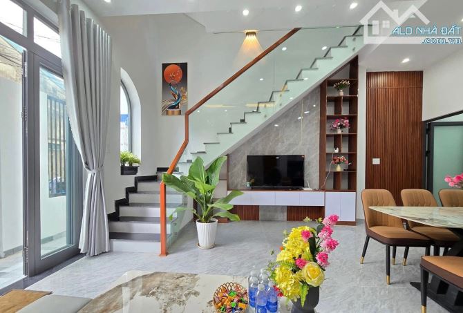 BÁN NHÀ THẠCH BÀN 30M2, 5.2 TỶ, 5 TẦNG, MT4.5M, Ô TÔ CÁCH 20M