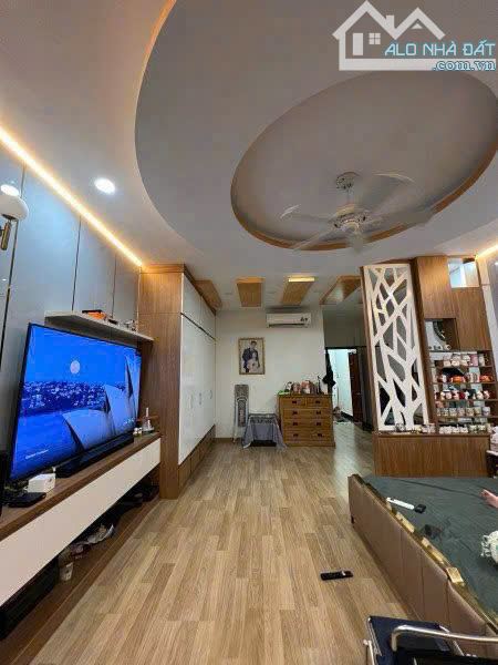 NGAY CHỢ BÀ CHIỂU- 4 TẦNG XE HƠI ĐẬU TRƯỚC NHÀ- YÊN ĐỖ-DT 45m2-Giá 9 tỷ tl.