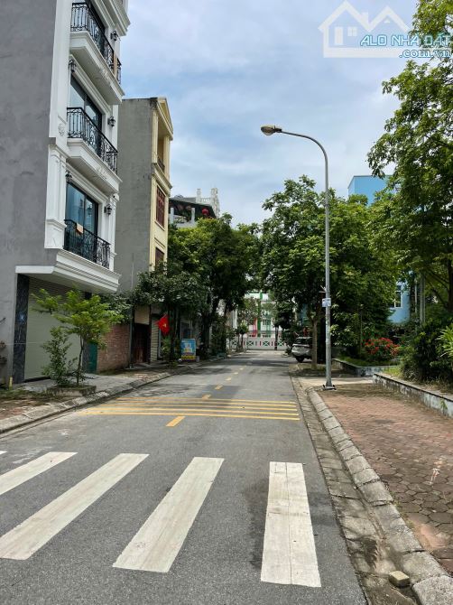 Bán đất tái định cư giang biên, 58m2 mt 5m view vườn hoa đẹp