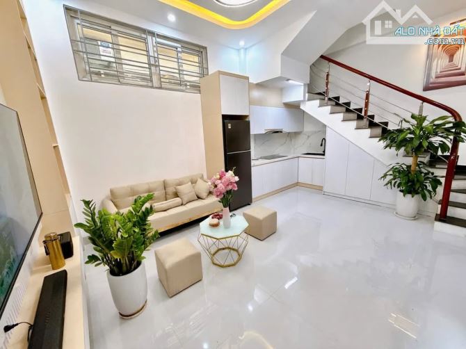 Bán nhà Vip 35m2 Thịnh Quang Đống Đa, 2 thoáng, 5 tầng, tiện ích, 7.4 tỷ
