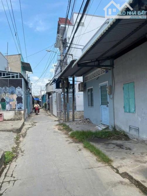 950 triệu xin phép giao luôn cuốn sổ hồng căn nhà nát ngay Tân Xuân, Hóc Môn, 5x16m