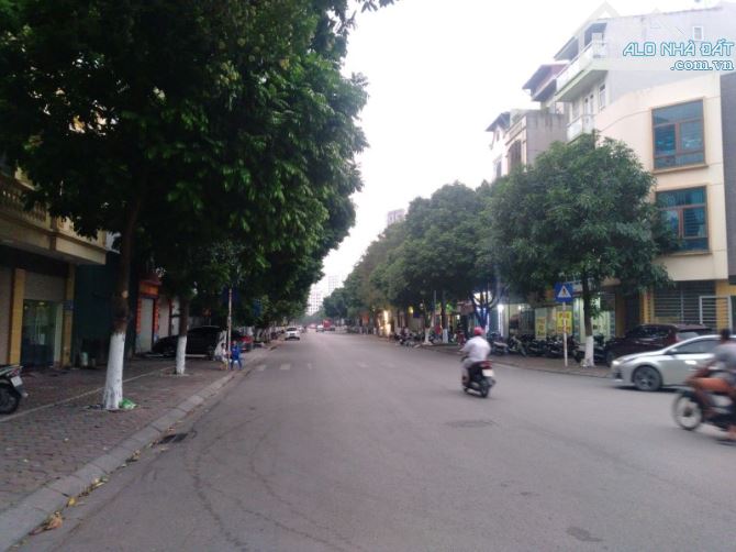 Bán Đất mặt phố Quán Tình, Giang Biên, vỉa hè ô tô tránh, kinh doanh 65m, MT 4.2m giá 16tỷ
