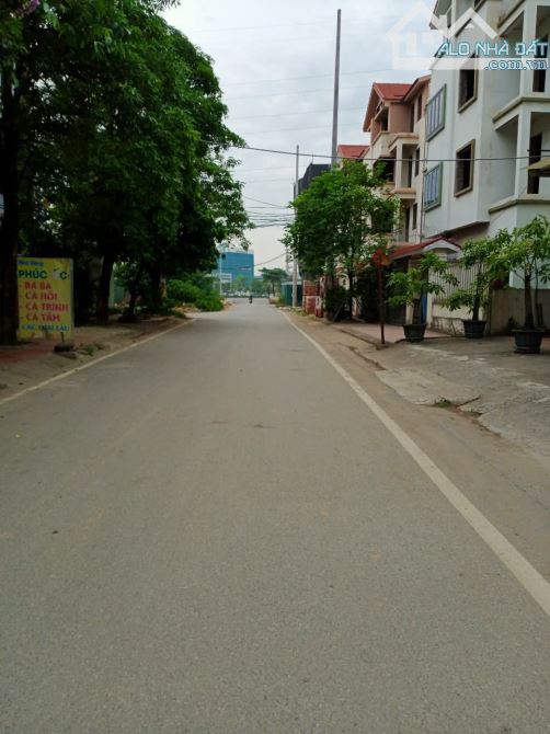 BÁN ĐẤT ĐÔNG LA_HOÀI ĐỨC, LÔ GÓC CỰC ĐẸP , ĐƯỜNG RỘNG Ô TÔ CHẠY VÒNG QUANH_ 85 M2 _ HƠN 8