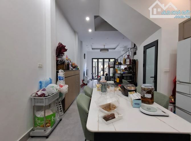 Bán nhà lạc Long Quân, dân xây đẹp, chắc chắn, thoáng trước sau, ô tô vào nhà, thang máy
