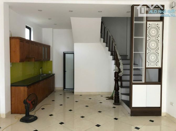 Cho thuê nhà Cự khối, Long Biên 7 triệu 4 tầng 33m full nội thất, gần trường cấp 1 - 1