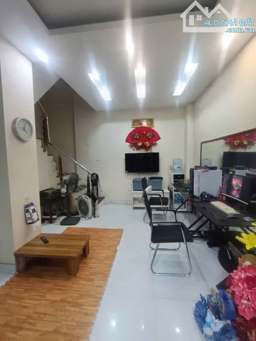 Cần bán nhà phố Mai Hương 41m2 4 tầng 3,3 MT 7,5 tỷ
